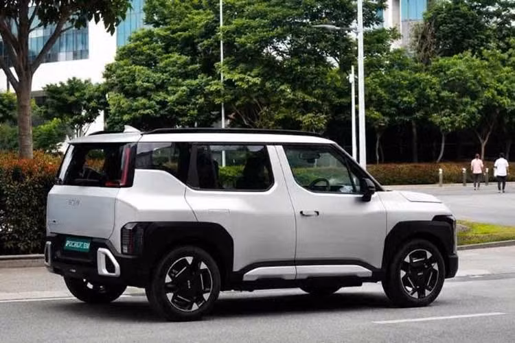 Kia Syros EV 2026 đồng thời cũng là mẫu SUV điện phổ thông thứ hai của Kia tại thị trường Ấn Độ, sau Carens Clavis EV. So với phiên bản dùng động cơ đốt trong thông thường, Kia Syros EV không khác biệt nhiều về mặt thiết kế. Điểm nhấn đáng chú ý nhất của mẫu xe này đương nhiên nằm ở động cơ.