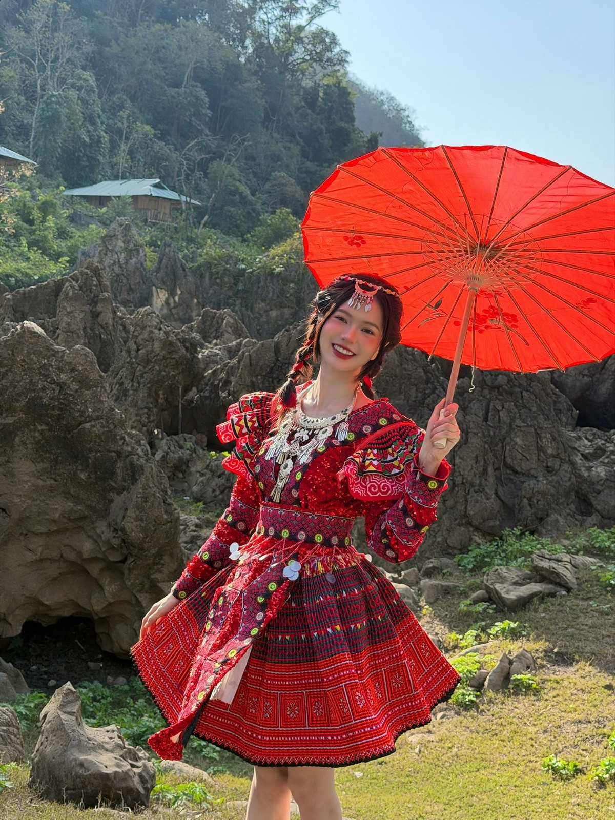 Trong bộ váy truyền thống của người H’Mông với tông đỏ chủ đạo, Đỗ Yên Đan gây ấn tượng bởi sự kết hợp hài hòa giữa trang phục thổ cẩm cầu kỳ và phụ kiện bạc đặc trưng.