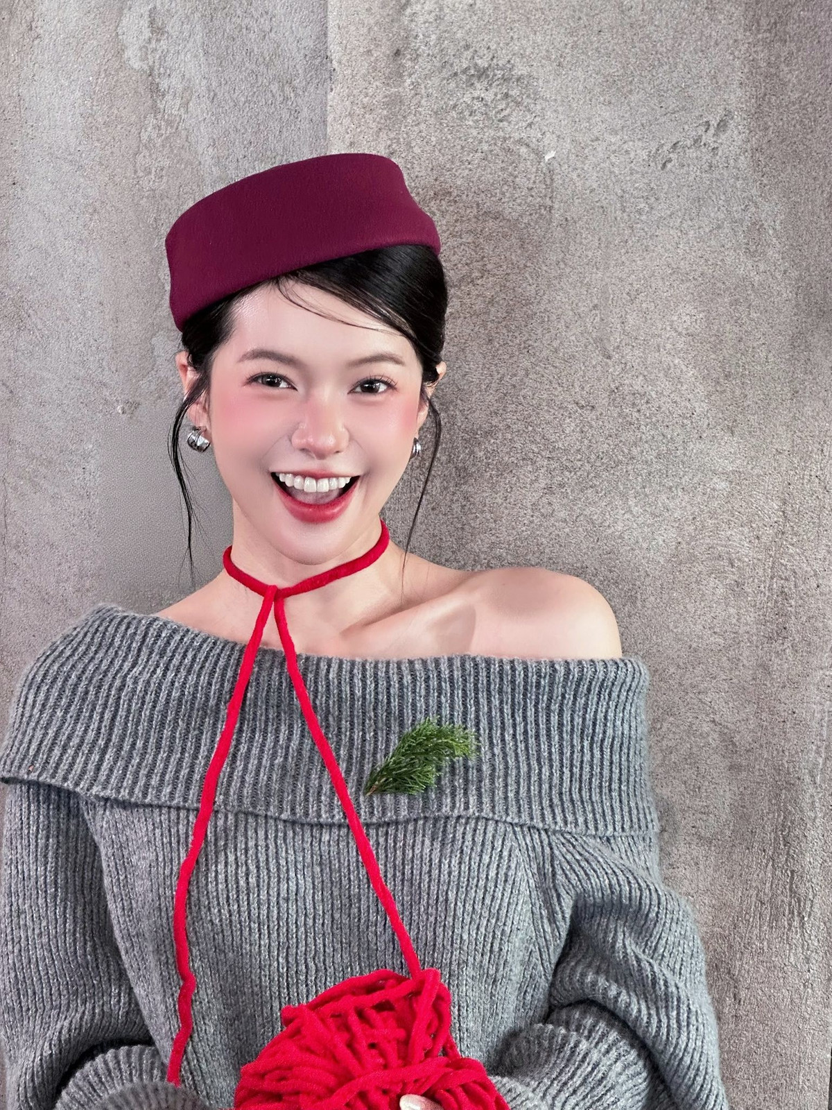 Đặc biệt, khoảnh khắc Đỗ Yên Đan tương tác thân thiện với trẻ em địa phương trong trang phục dân tộc khiến người xem cảm nhận rõ sự gần gũi, ấm áp. Hình ảnh này được đánh giá cao bởi tinh thần tôn trọng văn hóa bản địa, tránh sự phô trương hay phản cảm khi diện đồ truyền thống.