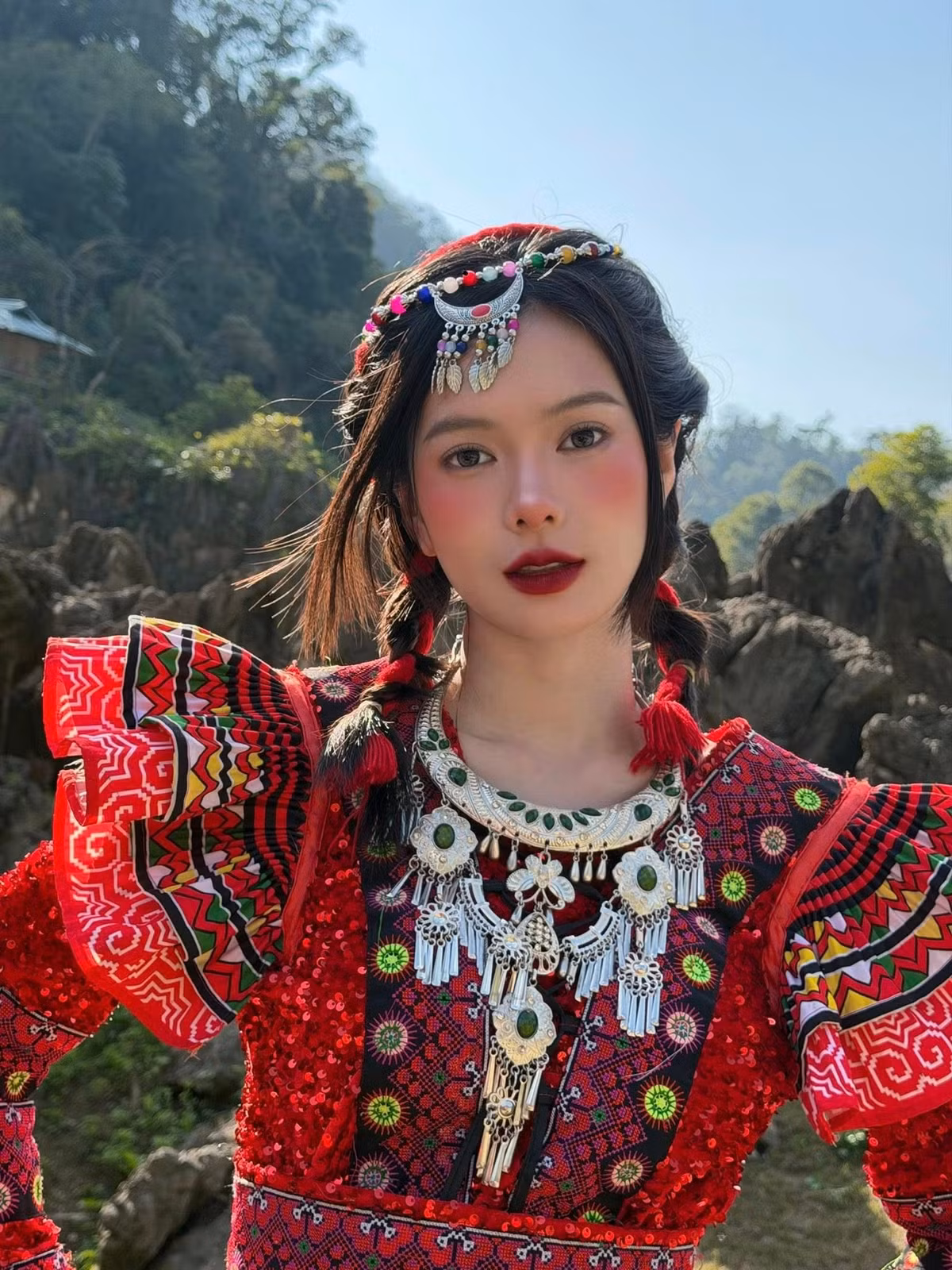 Nhiều khán giả nhận xét, loạt ảnh của Yên Đan không chỉ mang giá trị thẩm mỹ mà còn góp phần lan tỏa hình ảnh đẹp về Tết cổ truyền của đồng bào H’Mông.