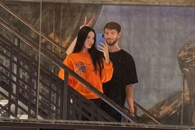 The Wizard Liz quyết định sẽ chia tay và bán chiếc nhẫn đính hôn có giá 100.000 USD (khoảng 2,4 tỷ đồng) mà Landon Nickerson đã tặng cô vào tháng 9/2024 để quyên góp hỗ trợ các bà mẹ đơn thân.