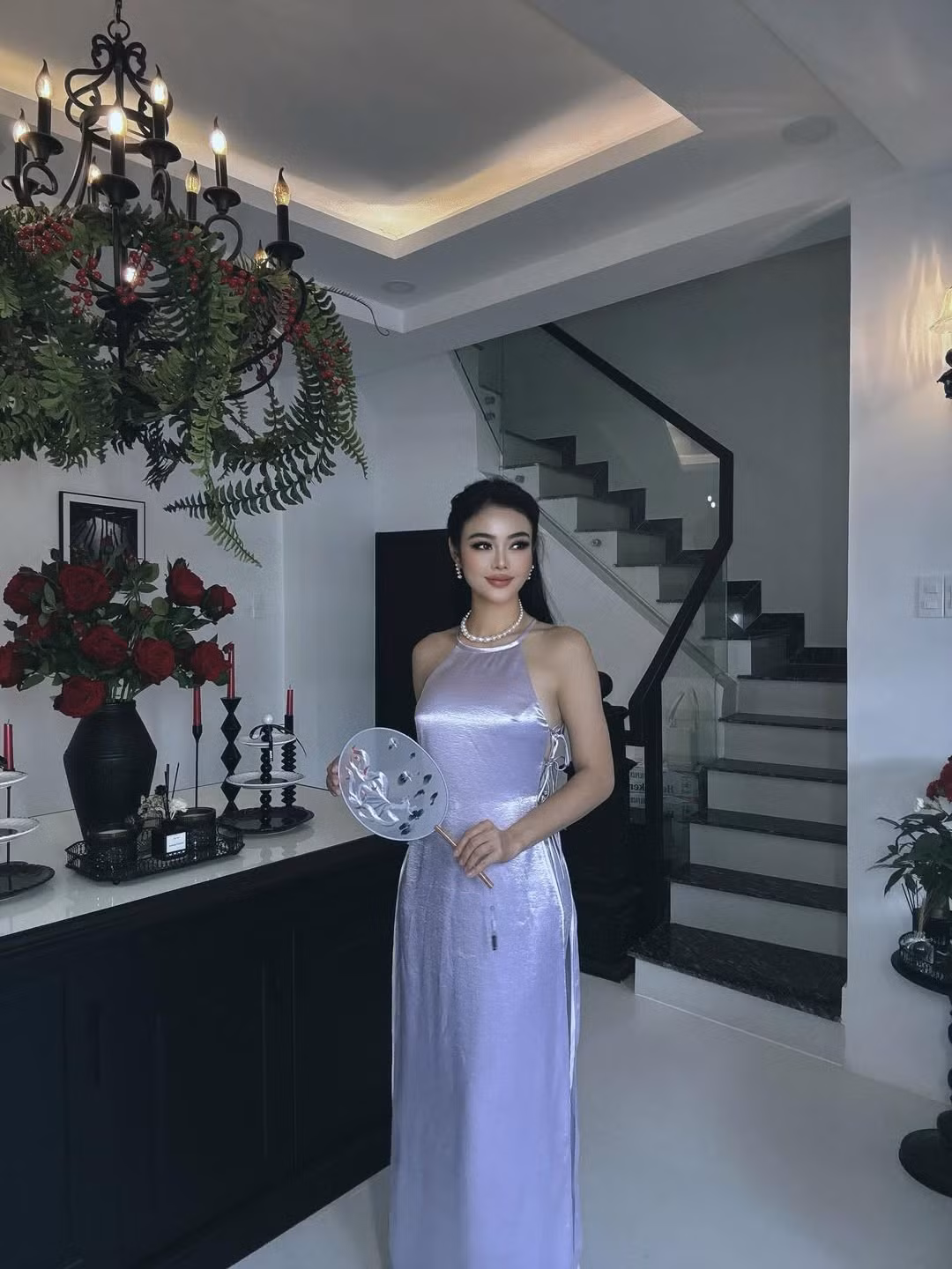 Sở hữu gương mặt sắc nét cùng hình thể nóng bỏng, cô xuất hiện dày đặc tại các sự kiện giải trí, chụp hình thời trang và được xem là biểu tượng phong cách gợi cảm một thời.