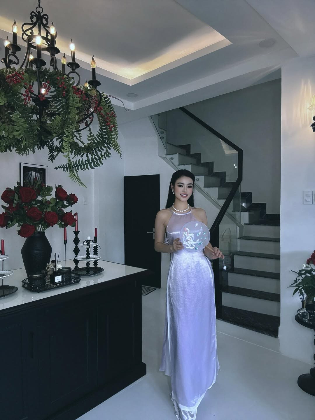 Một số ý kiến trên mạng xã hội và vài trang tin giải trí khi đó từng gắn cho cô biệt danh gây tranh cãi, thậm chí mỉa mai danh hiệu hoa hậu của cô, cho rằng cuộc thi thiếu sức nặng. Việc người đẹp Ngọc Trinh cũng từng đăng quang ở sân chơi này trước đó càng khiến danh hiệu của Julia Hồ bị đem ra bàn luận nhiều hơn.