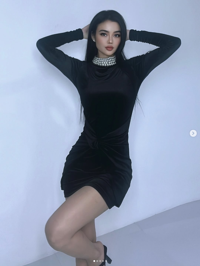 Trên mạng xã hội cá nhân, Julia Hồ thỉnh thoảng chia sẻ những khoảnh khắc đời thường, du lịch, chăm sóc bản thân và con cái, cho thấy một cuộc sống đủ đầy và tự chủ.