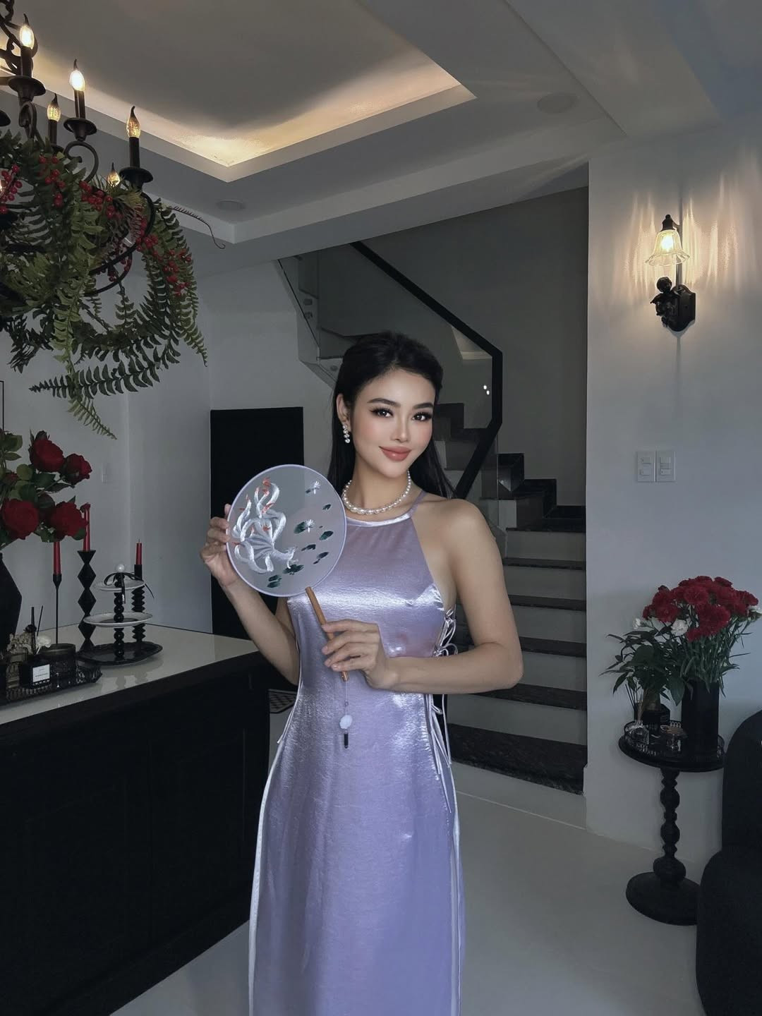 Từng được biết đến là một trong những nhan sắc nổi bật sau khi đăng quang Hoa hậu Người Việt Hoàn cầu 2012, Julia Hồ nhanh chóng trở thành gương mặt được truyền thông và công chúng quan tâm.