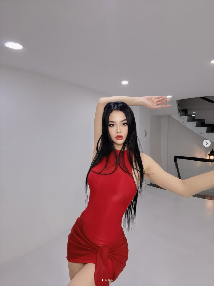 Năm 2017, sau khi có con trai khoảng 2 tuổi, Julia Hồ trở về Việt Nam và công khai việc đã chia tay chồng, lựa chọn làm mẹ đơn thân.