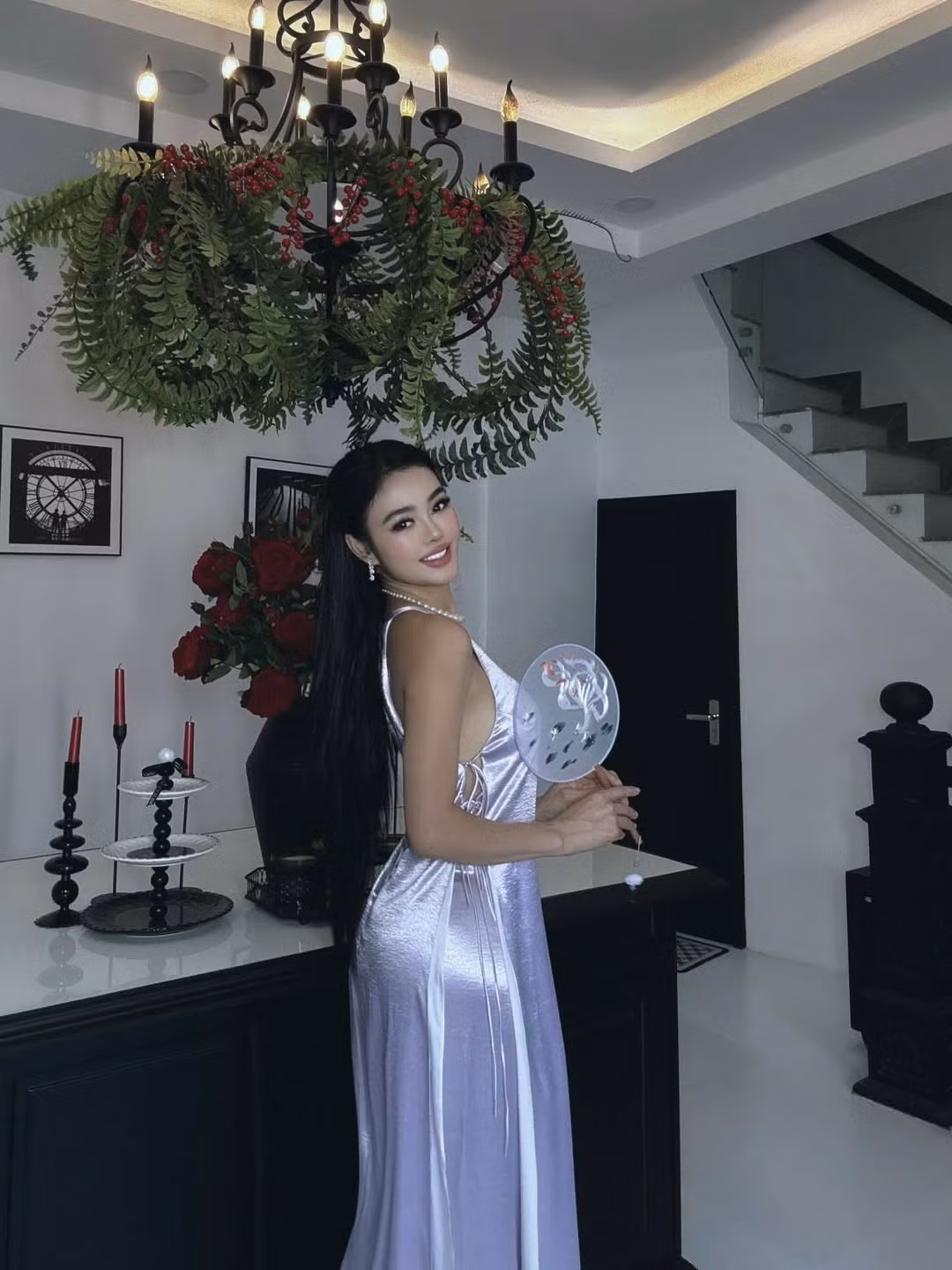 Tuy nhiên, đi kèm với sự nổi tiếng là không ít tranh cãi. Thời điểm mới bước chân vào showbiz, Julia Hồ từng bị cộng đồng mạng “đào lại” những hình ảnh quá khứ với phong cách ăn mặc táo bạo.