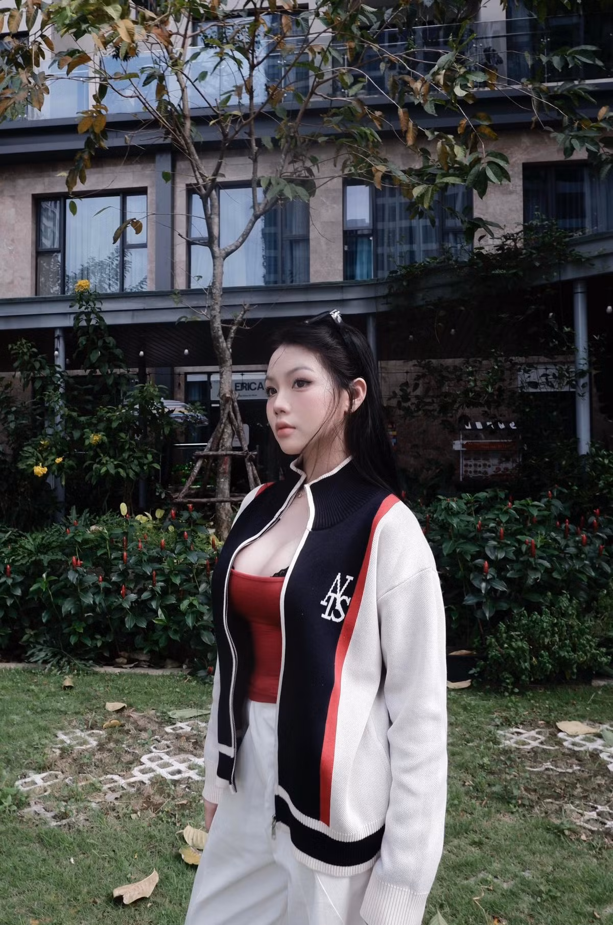 Người xem như bị cuốn vào một "góc nhỏ" trong thế giới của cô - nơi mà vẻ đẹp không cần khẩu hiệu, chỉ cần được biểu lộ bằng ánh mắt, hoặc đôi khi chỉ bằng một cái nhìn thoáng qua.