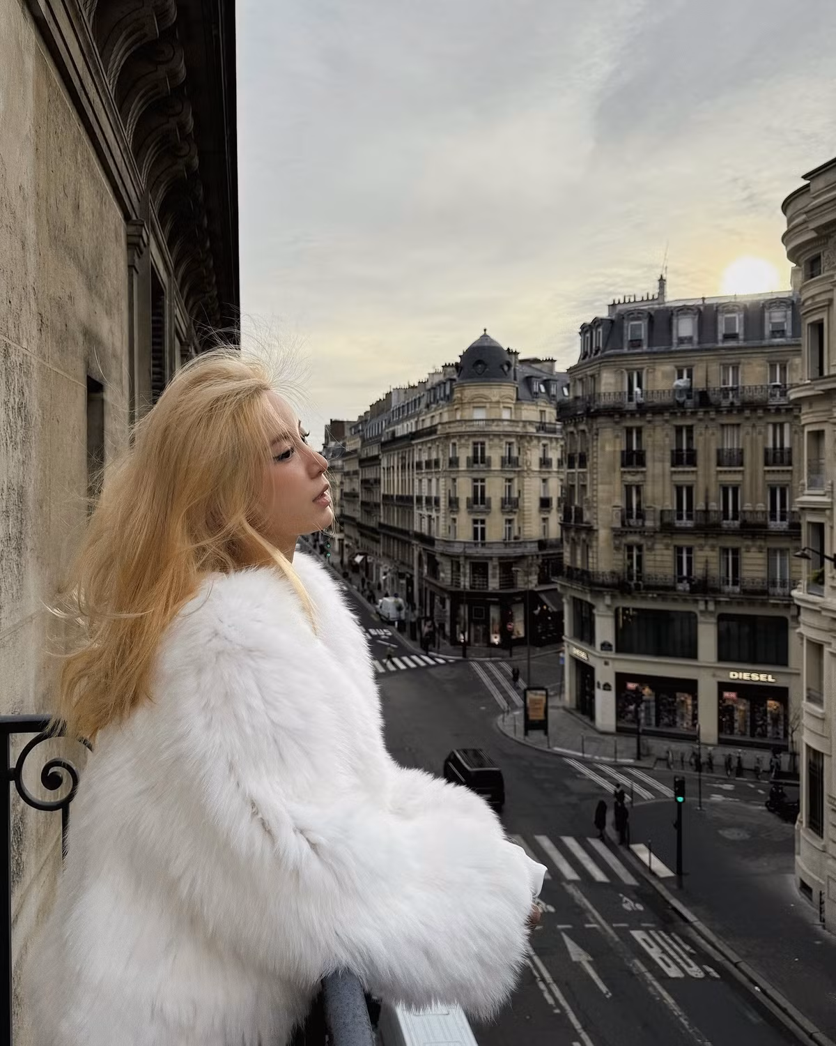 Trên trang cá nhân, Ngọc Anh thỉnh thoảng đăng status úp mở: "Đã từng khóc xuyên qua màn đêm tỉnh mộng gối đã ướt đẫm… Chợt anh như hè qua ngập tràn ấm áp nắng ấm", khiến nhiều người đoán rằng cô cũng đang hạnh phúc trong tình yêu.