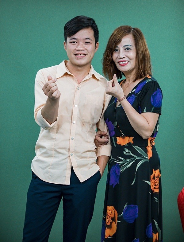 Cô dâu Thu Sao và chú rể Hoa Cương kết hôn vào tháng 9/2018. Thời điểm đó, chuyện tình “vợ 62 – chồng 26” nhanh chóng trở thành tâm điểm bàn tán trên mạng xã hội bởi khoảng cách tuổi tác lên tới 36 năm. Không ít ý kiến hoài nghi, cho rằng đây là mối quan hệ “khó bền lâu” khi sự khác biệt thế hệ quá lớn.