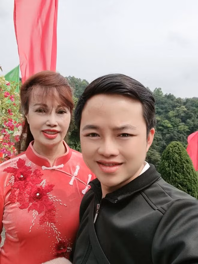 Trong những năm đầu, họ xây dựng hình ảnh cặp đôi gắn bó, luôn đồng hành trong công việc lẫn cuộc sống. Thu Sao tiếp tục kinh doanh đặc sản Cao Bằng qua hình thức livestream, còn Hoa Cương hỗ trợ vợ vận hành bán hàng online.