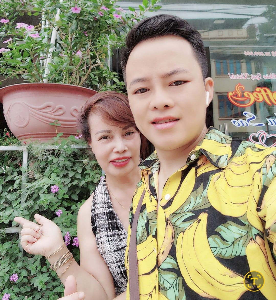 Bước sang năm 2025, nhiều nguồn tin cho biết họ đã sống ly thân. Trang cá nhân của cả hai hầu như không còn hình ảnh chung như trước. Những buổi livestream bán hàng của Thu Sao cũng chỉ xuất hiện một mình, trong khi Hoa Cương gần như vắng bóng.