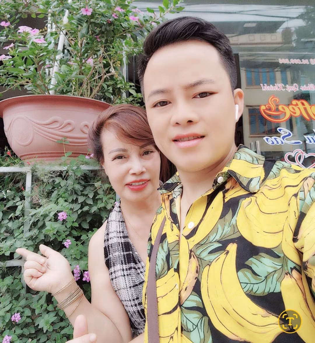 Bước sang năm 2025, nhiều nguồn tin cho biết họ đã sống ly thân. Trang cá nhân của cả hai hầu như không còn hình ảnh chung như trước. Những buổi livestream bán hàng của Thu Sao cũng chỉ xuất hiện một mình, trong khi Hoa Cương gần như vắng bóng.