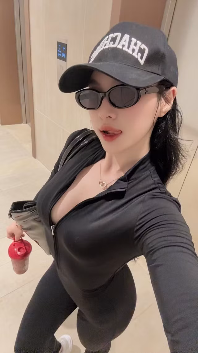 Thời gian gần đây, cái tên Trâm Anh Fitness đã trở thành một hiện tượng trên mạng xã hội. Cô nàng được chú ý nhờ hành trình "lột xác" ấn tượng và phong cách sống tích cực cùng những bức ảnh "thần sầu" trên trang cá nhân.