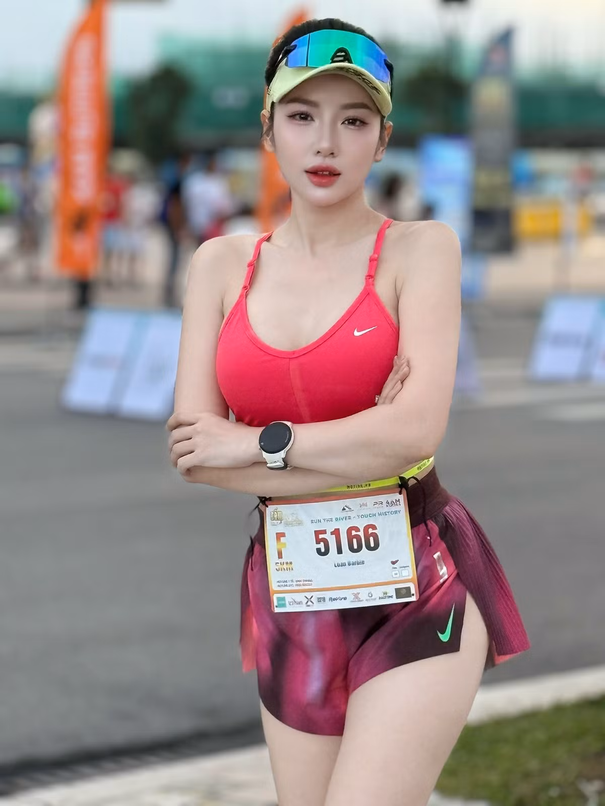 Không chỉ dừng lại ở phòng gym, Loan đã quyết định chuyển mình sang chạy bộ sau một lần đưa người yêu đi chạy giải, khi cảm nhận được niềm vui và sự tự do trên từng bước chạy. Ban đầu, cô tự luyện tập một mình: ngày đầu chạy được 5km, ngày thứ hai 8km và sau một tháng, cô đã có thể chinh phục quãng đường 20km.