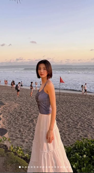 Kwon Eun Bi sinh năm 1995, ra mắt với tư cách thành viên của nhóm nhạc nữ Ye-A bằng nghệ danh Kazoo vào năm 2014. Nhóm hoạt động một thời gian ngắn rồi Kwon Eun Bi rời đi và ký hợp đồng với Woollim Entertainment.