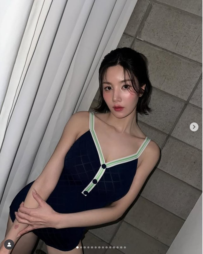 Sau màn trình diễn gây sốt tại Waterbomb Seoul 2023 vào tháng 6, Kwon Eun Bi phủ sóng mạng xã hội, truyền thông. Sức nóng quá lớn của phần trình diễn khiến các phương tiện truyền thông như Hankook Ilbo tuyên bố Eun Bi là "nữ hoàng mùa hè" mới của Kpop.