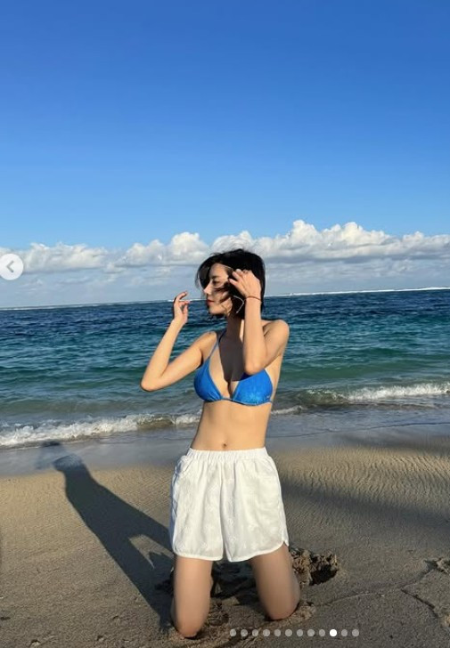 Kwon Eun Bi ra mắt với tư cách thành viên nhóm nhạc nữ dự án IZ*ONE vào tháng 10/2018.