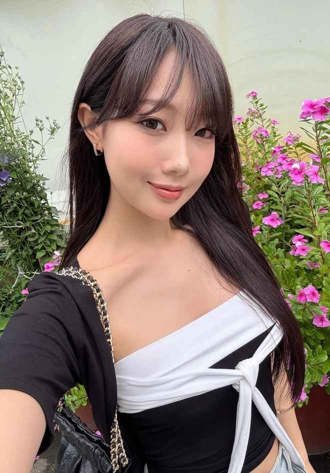 Thêm vào đó, phong cách trang điểm nhẹ nhàng, thiên về tông hồng đào và cam đất càng làm tăng vẻ đẹp tự nhiên cho Yuna Vũ.