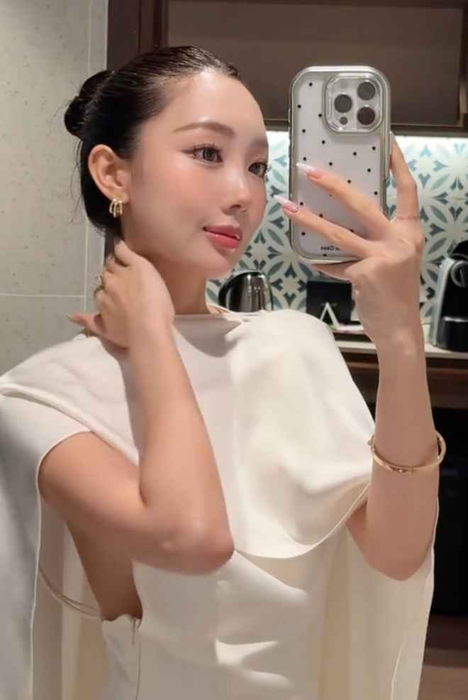 Làn da căng bóng, các đường nét cân đối, đặc biệt phần xương hàm thon gọn nhưng không còn góc cạnh, giúp tổng thể gương mặt của nữ phản diện của Đảo Thiên Đường trở nên hài hòa.