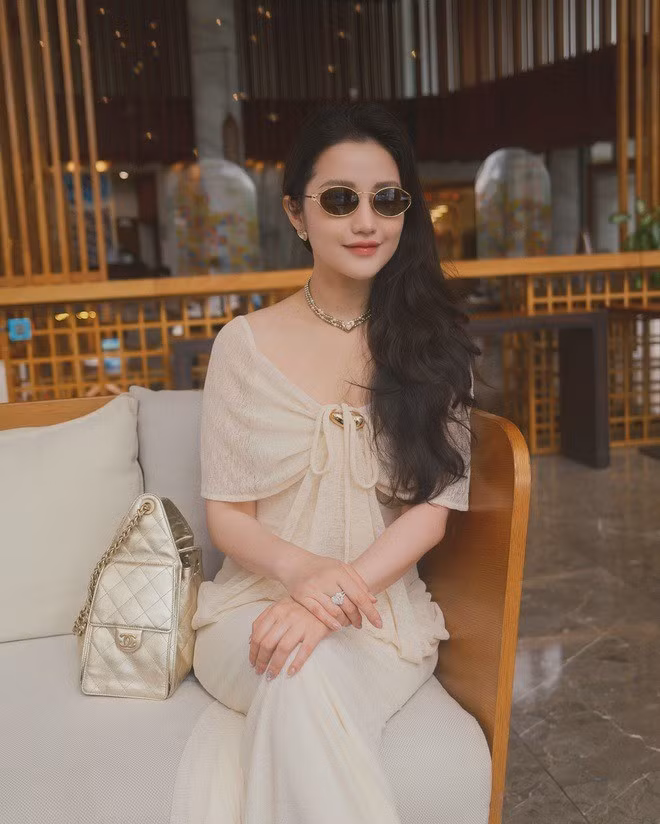 Primmy Trương cũng không quên khoe "món quà ý nghĩa nhất" là tấm thiệp viết tay và chiếc bánh kem bằng đất nặn do con trai tự làm, với dòng chữ: "Chúc mẹ Thảo sinh nhật vui vẻ xinh đẹp".