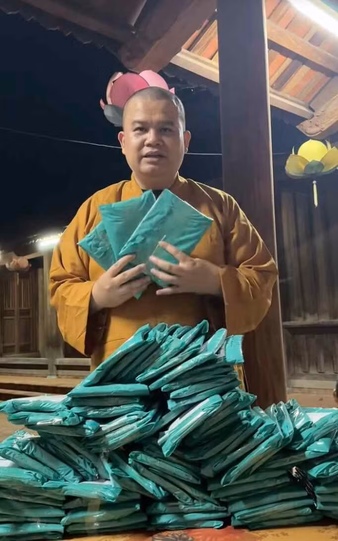 Lượng khách đặt hàng của thầy Thích Khai Quảng có những ngày đông đến mức “gói hàng không kịp”, phải xin mọi người dừng đặt hàng.