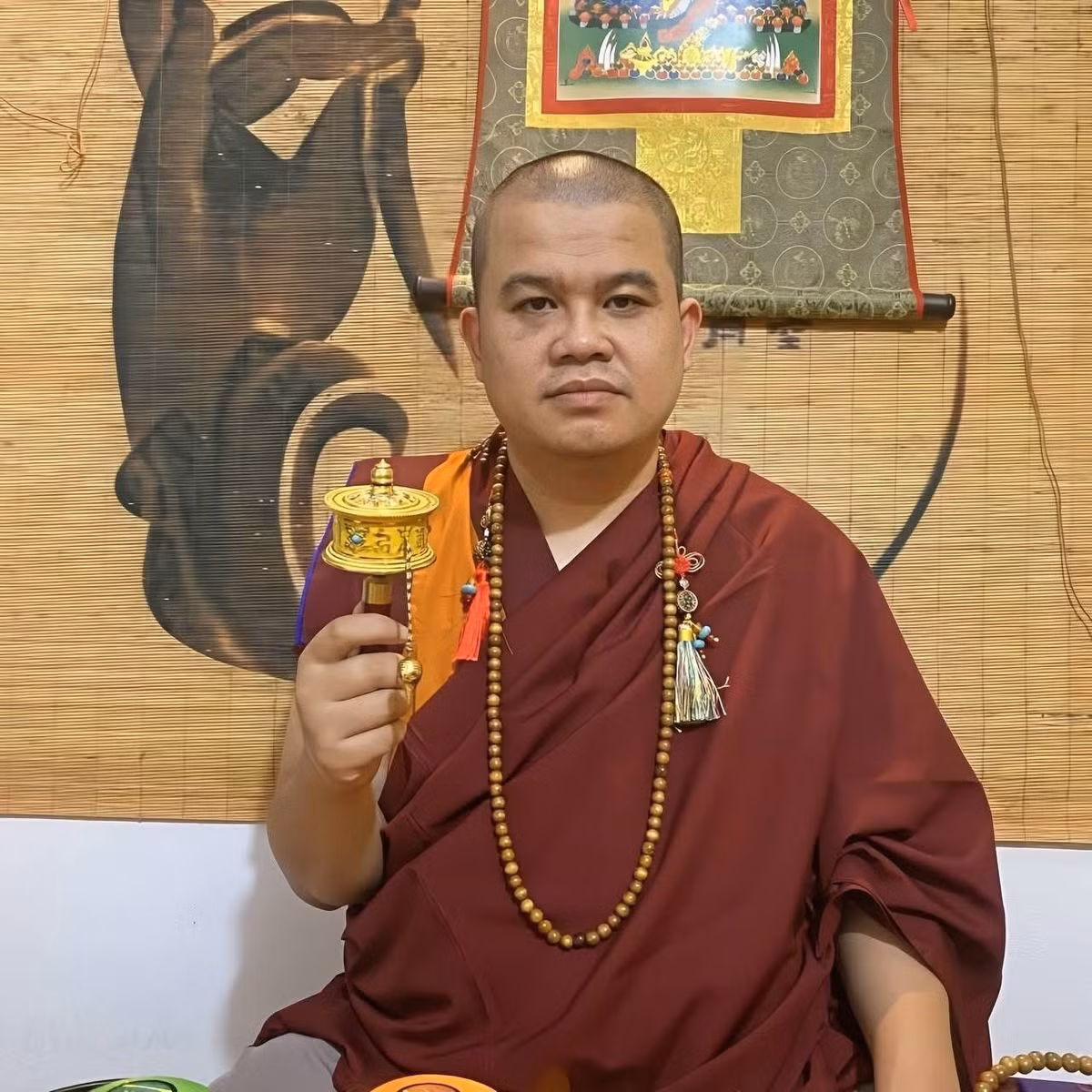 Sư Thầy Thích Khai Quảng tên thật là Lưu Văn Quỳnh (SN 1988, quê Quảng Ninh), đang quản lý chùa Thạch Long tại xã Cao Kỳ (Bắc Kạn).