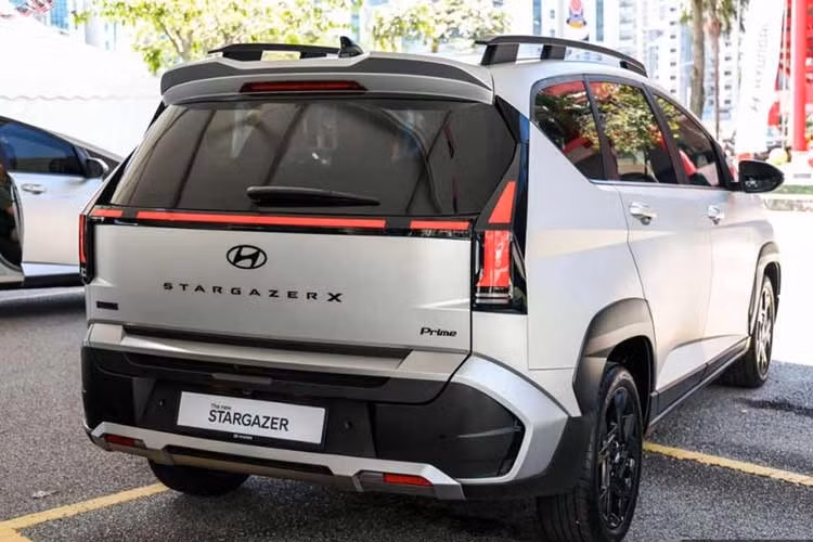 Các chi tiết trang trí của Hyundai Stargazer X thế hệ mới bao gồm màu bạc ở cản trước và cản sau góp phần tạo diện mạo khỏe khoắn hơn. Xe được trang bị bộ mâm hợp kim 17 inch sơn đen, đi cùng lốp 205/50 R17.
