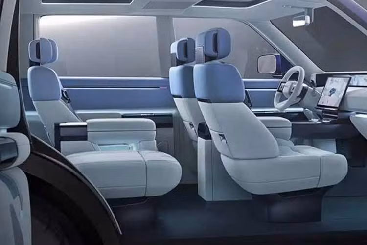 Freelander 8 được trang bị hệ truyền động EREV (xe điện mở rộng phạm vi hoạt động) với sự kết hợp giữa mô-tơ điện với bộ pin CATL dung lượng 60,33 kWh và động cơ xăng tăng áp 1.5L làm nhiệm vụ phát điện, thay vì truyền động trực tiếp tới bánh xe.