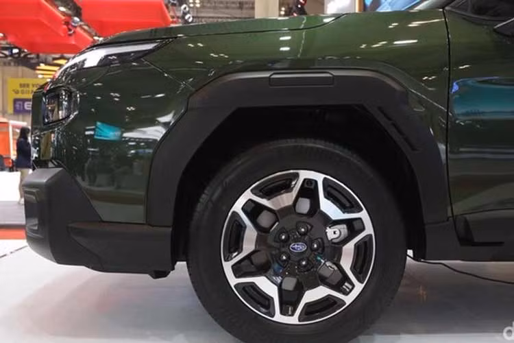 Subaru cho biết đây là lần đầu tiên thanh giá nóc trên một mẫu xe của hãng có khả năng chịu tải 100 kg từ hai bên thanh ngang, cho phép treo võng. So với thế hệ cũ, mẫu Outback thế hệ thứ 7 này dài hơn 20 mm, rộng hơn 25 mm, cao hơn 35 mm trong khi chiều dài cơ sở giữ nguyên.