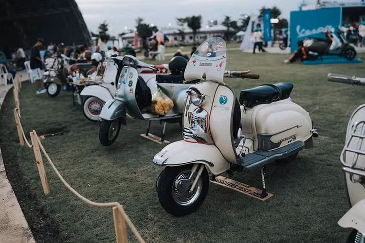 Vietnam Scooters Fest 2026 được xem là một lễ hội giải trí và sân chơi của người yêu xe. Trong hai ngày diễn ra lễ hội, khách tham quan có thể xem triển lãm xe, theo dõi các màn diễu hành nội khu, gặp gỡ nhà sưu tầm, trao đổi kinh nghiệm phục chế và bảo tồn xe, tìm hiểu phụ tùng - phụ kiện cổ, xem trình diễn kỹ thuật và tham gia những hoạt động dành cho gia đình, trẻ em.