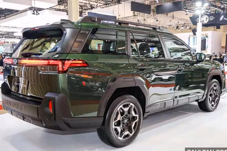 Không chỉ thay đổi kích thước, Subaru Outback 2026 còn được cải tiến toàn diện về mặt thiết kế ngoại thất. Ở thế hệ thứ 7, mẫu SUV này tiếp tục sử dụng các chi tiết ốp xung quanh hốc bánh và phần dưới cửa vốn là đặc trưng thiết kế của dòng xe này.