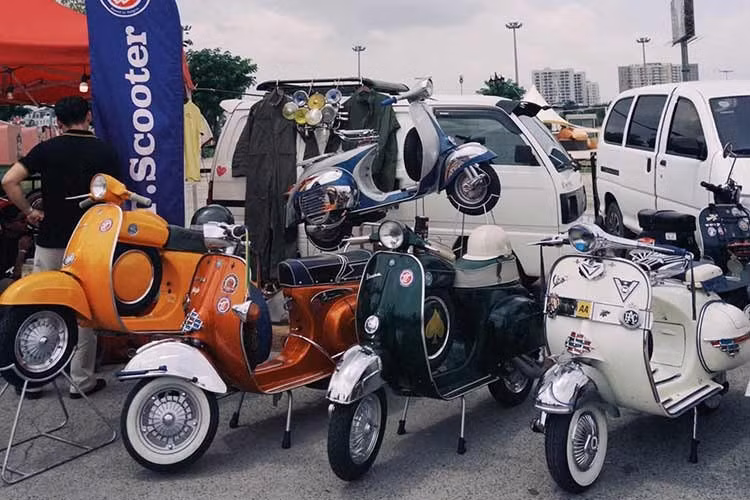 Sự kiện cũng có khu cắm trại và hoạt động giao lưu cộng đồng. Tại Vietnam Scooters Fest 2026, người chơi không chỉ dành cho những người đã “nghiện” xe cổ, người ngoài cộng đồng cũng có thể bước vào, nhìn ngắm, giao lưu và hiểu tại sao một chiếc xe vài chục năm tuổi vẫn có sức hấp dẫn với chủ nhân của nó.
