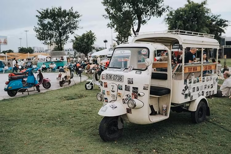 Theo thông tin từ ban tổ chức, khu vực triển lãm quy tụ những mẫu scooter cổ, xe sưu tầm và phiên bản đặc biệt, trong đó có những chiếc được sản xuất từ nhiều thập niên trước. Riêng khu vực “Dấu ấn 80 năm Vespa” giới thiệu các mẫu xe nguyên bản trải dài từ năm 1946 đến 1990.