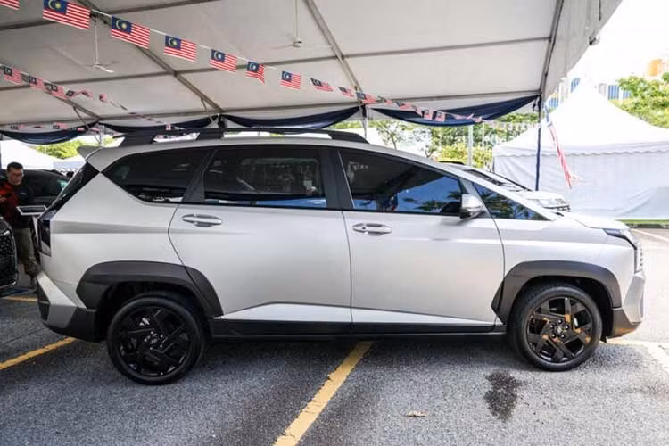 Kích thước tổng thể của mẫu xe MPV Hyundai Stargazer X 2026 không đổi so với thế hệ hiện tại, với chiều dài x rộng x cao lần lượt là 4.495 x 1.815 x 1.710 mm, chiều dài cơ sở đạt 2.780 mm và khoảng sáng gầm 200 mm, thuộc hàng cao nhất trong phân khúc MPV đô thị hiện nay.