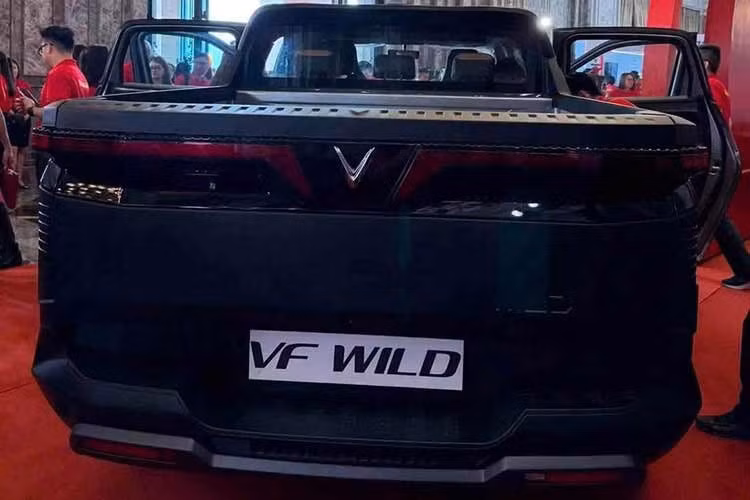 Điểm nhấn của xe EREV là vẫn được trang bị động cơ xăng thông thường nhưng không đóng vai trò truyền động trực tiếp cho bánh xe. Thay vào đó, động cơ sẽ làm nhiệm vụ như máy phát điển để sạc pin. Nhiệm vụ truyền động cho bánh xe sẽ thuộc về mô-tơ điện. Nói cách khác, xe EREV sẽ vận hành như ô tô điện nhưng lại tạo cảm giác an tâm cho người dùng vì vẫn có động cơ xăng để sạc pin.