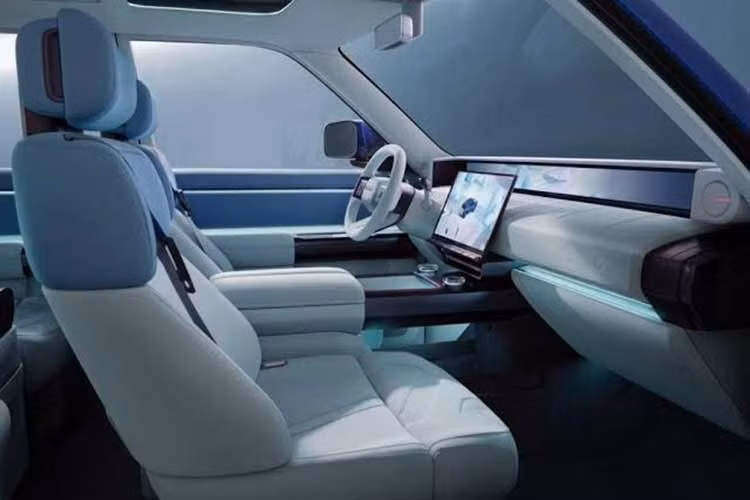 Ngoài hệ truyền động điện hóa, mẫu SUV này còn được trang bị nhiều công nghệ phục vụ khả năng vận hành trên địa hình khó như hệ thống treo khí nén hai khoang, khóa vi sai cơ khí phía trước, khóa vi sai trung tâm điều khiển điện tử và vi sai hạn chế trượt ở cầu sau.