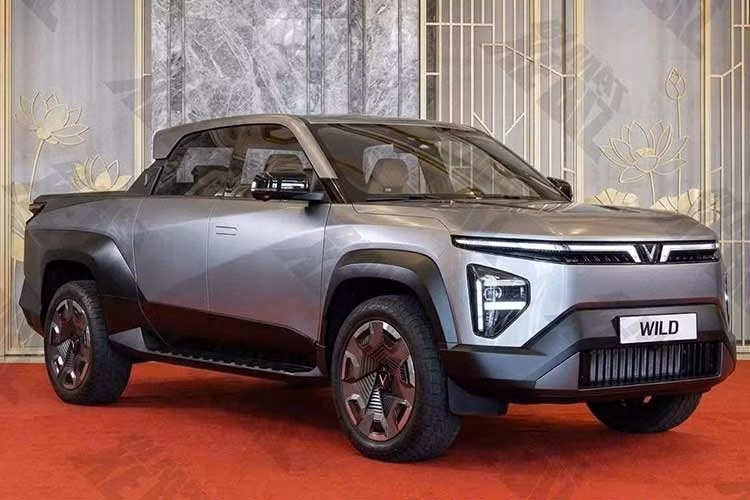 So với phiên bản concept từng ra mắt trước đây, mẫu VinFast VF Wild bản thương mai mới này sở hữu hàng loạt thay đổi đáng chú ý, tập trung vào tính thực dụng và khả năng thương mại hóa. Điểm khác biệt dễ nhận thấy nhất nằm ở hệ thống gương chiếu hậu. Thay vì sử dụng gương điện tử như bản concept, chiếc xe này lại được trang bị gương chiếu hậu vật lý truyền thống.