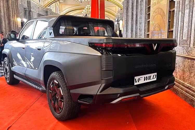 Việc trang bị gương chiếu hậu được xem là giải pháp phù hợp hơn với một mẫu xe hướng đến sản xuất hàng loạt, đồng thời góp phần tối ưu chi phí và nâng cao tính tiện dụng trong quá trình sử dụng. Ngoài ra, xe vẫn được trang bị hệ thống đèn LED tích hợp gương cầu và bộ mâm kích thước lớn, nhiều khả năng vẫn được trang bị bộ mâm 22 inch kết hợp lốp địa hình A/T.