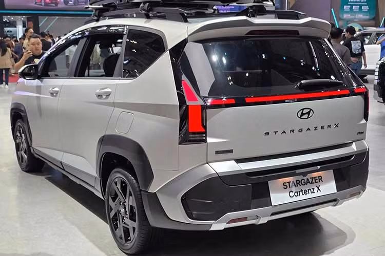 Về hỗ trợ lái, Stargazer X tại Malaysia được trang bị gói Hyundai SmartSense. Các tính năng gồm: phanh tự động khẩn cấp, kiểm soát hành trình thích ứng có chức năng dừng và đi, hỗ trợ căn giữa làn đường, cảnh báo phương tiện cắt ngang phía sau kèm phanh tự động và cảnh báo xe phía trước khởi hành.