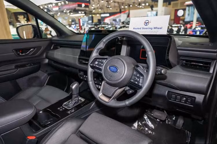 Bên trong xe, Subaru Outback thế hệ mới đã thay đổi đáng kể về cấu trúc mặt táp-lô so với đời trước. Xe sử dụng màn hình cảm ứng trung tâm 12,1 inch đặt ngang, hỗ trợ kết nối Apple CarPlay và Android Auto không dây. Trang bị này thay cho màn hình thông tin giải trí 11,6 inch nằm dọc của thế hệ cũ.