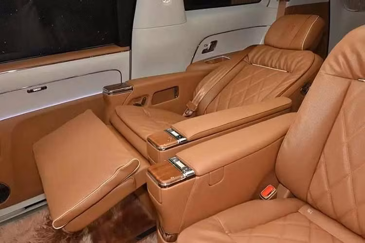 Các trang bị khác gồm trần sao xoay, hệ thống âm thanh Huawei Sound 41 loa, tủ lạnh kiêm hâm nóng đồ uống với dung tích 8 lít, bàn gập cùng cửa kính và rèm điều khiển bằng cử chỉ. Xe được trang bị hệ thống hỗ trợ lái Huawei Qiankun ADS 5 đi kèm 40 cảm biến. Phần cứng bao gồm 6 cảm biến LiDAR, camera, cảm biến siêu âm và radar sóng milimet 4D.