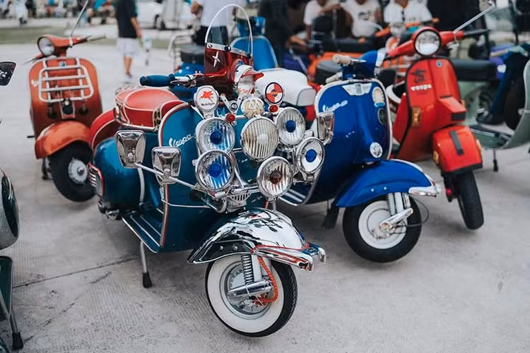 Tại Việt Nam, Vespa xuất hiện từ khoảng năm 1954, sau đó dần hình thành cộng đồng người chơi và sưu tầm qua nhiều thế hệ. Những chiếc xe cổ này không chỉ gắn với kỹ thuật cơ khí, còn gợi lại hình ảnh của một Sài Gòn xưa, nơi những chiếc scooter từng là một phần của đời sống đô thị.