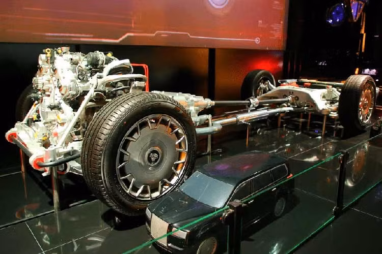 Thiết kế của Aurus Senat mang nhiều nét thiết kế gợi liên tưởng đến Rolls-Royce như lưới tản nhiệt, đèn pha hay đường coachline dọc sườn xe. Do đó, Aurus Senat còn được mệnh danh là "Rolls-Royce của người Nga". Cụ thể hơn, mẫu xe này được trang bị lưới tản nhiệt cỡ lớn, kéo dài từ nắp ca-pô xuống hết cản trước. Lưới tản nhiệt này đi kèm những thanh dọc mạ crôm như Rolls-Royce.