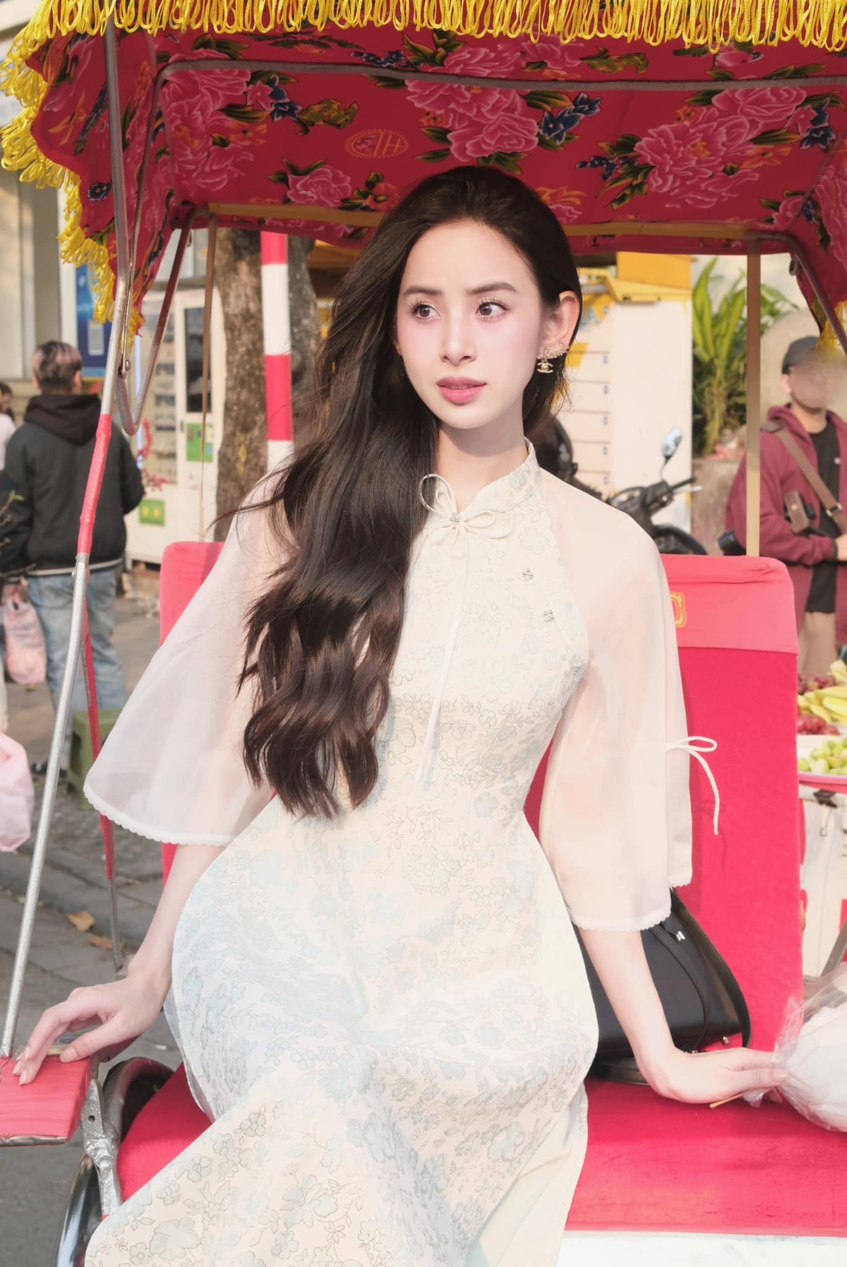 Bộ ảnh áo dài trắng của Hương Liên không chỉ đơn thuần là một bộ ảnh thời trang, mà còn là lời nhắc về vẻ đẹp bền vững của trang phục truyền thống Việt Nam. Giữa vô vàn xu hướng mới lạ, tà áo dài trắng vẫn có chỗ đứng riêng bởi sự thanh lịch, kín đáo và khả năng tôn vinh vẻ đẹp người phụ nữ một cách trọn vẹn.