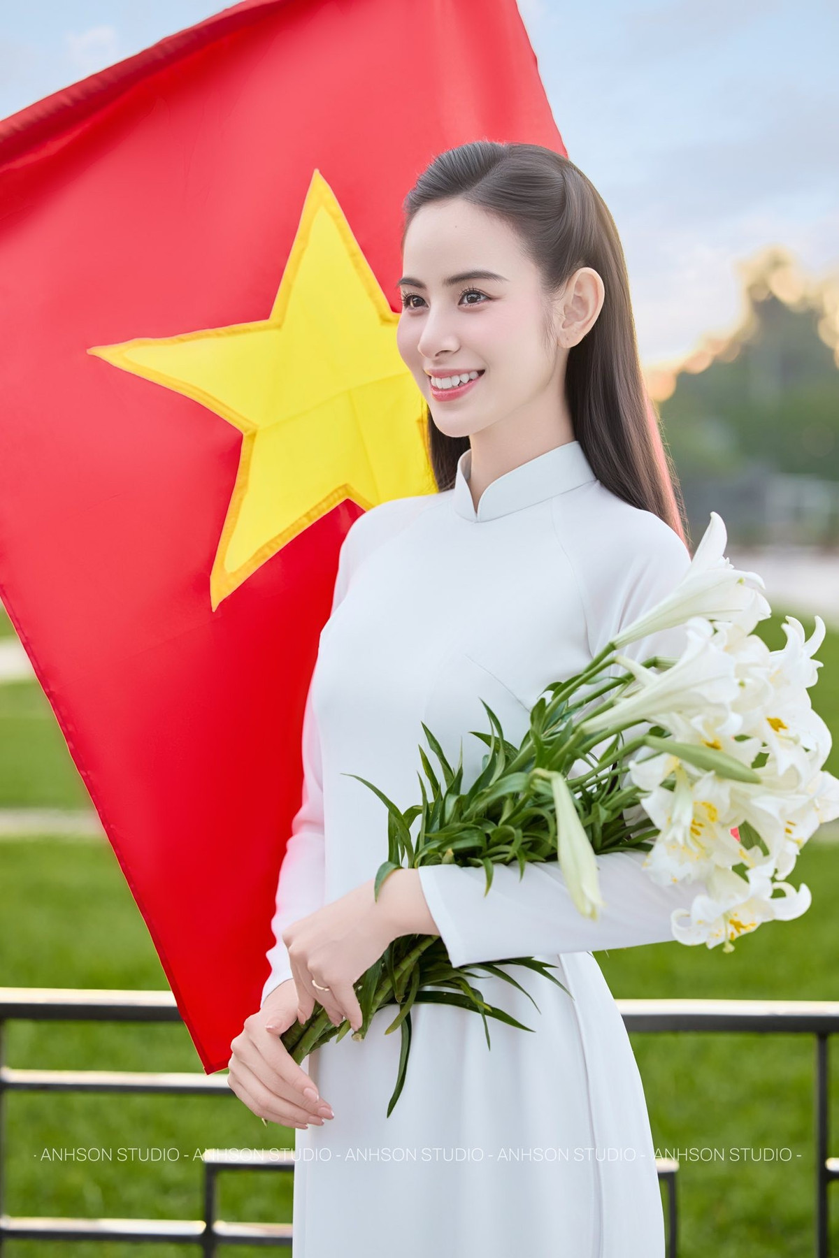 Mái tóc dài được buông suôn tự nhiên hoặc vén gọn phía sau càng làm tăng thêm vẻ dịu dàng cho Hương Liên. Lối trang điểm nhẹ nhàng với tông hồng đào, làn da mịn màng và đôi môi tươi tắn giúp gương mặt cô thêm phần rạng rỡ nhưng không mất đi nét thanh thuần. Có thể thấy, cô ưu tiên phong cách làm đẹp tối giản để giữ trọn tinh thần “trong veo” mà bộ ảnh hướng tới.