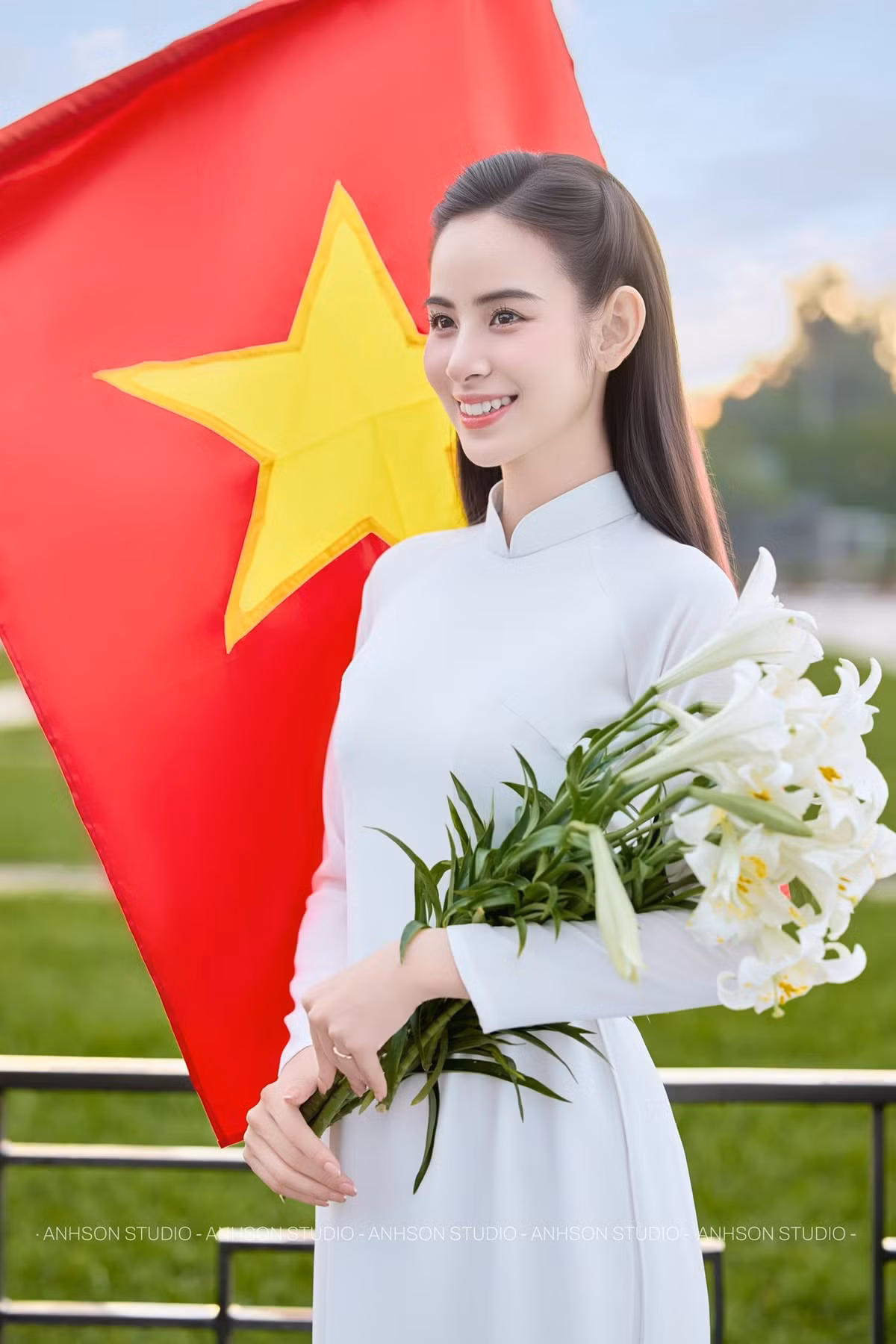 Mái tóc dài được buông suôn tự nhiên hoặc vén gọn phía sau càng làm tăng thêm vẻ dịu dàng cho Hương Liên. Lối trang điểm nhẹ nhàng với tông hồng đào, làn da mịn màng và đôi môi tươi tắn giúp gương mặt cô thêm phần rạng rỡ nhưng không mất đi nét thanh thuần. Có thể thấy, cô ưu tiên phong cách làm đẹp tối giản để giữ trọn tinh thần “trong veo” mà bộ ảnh hướng tới.