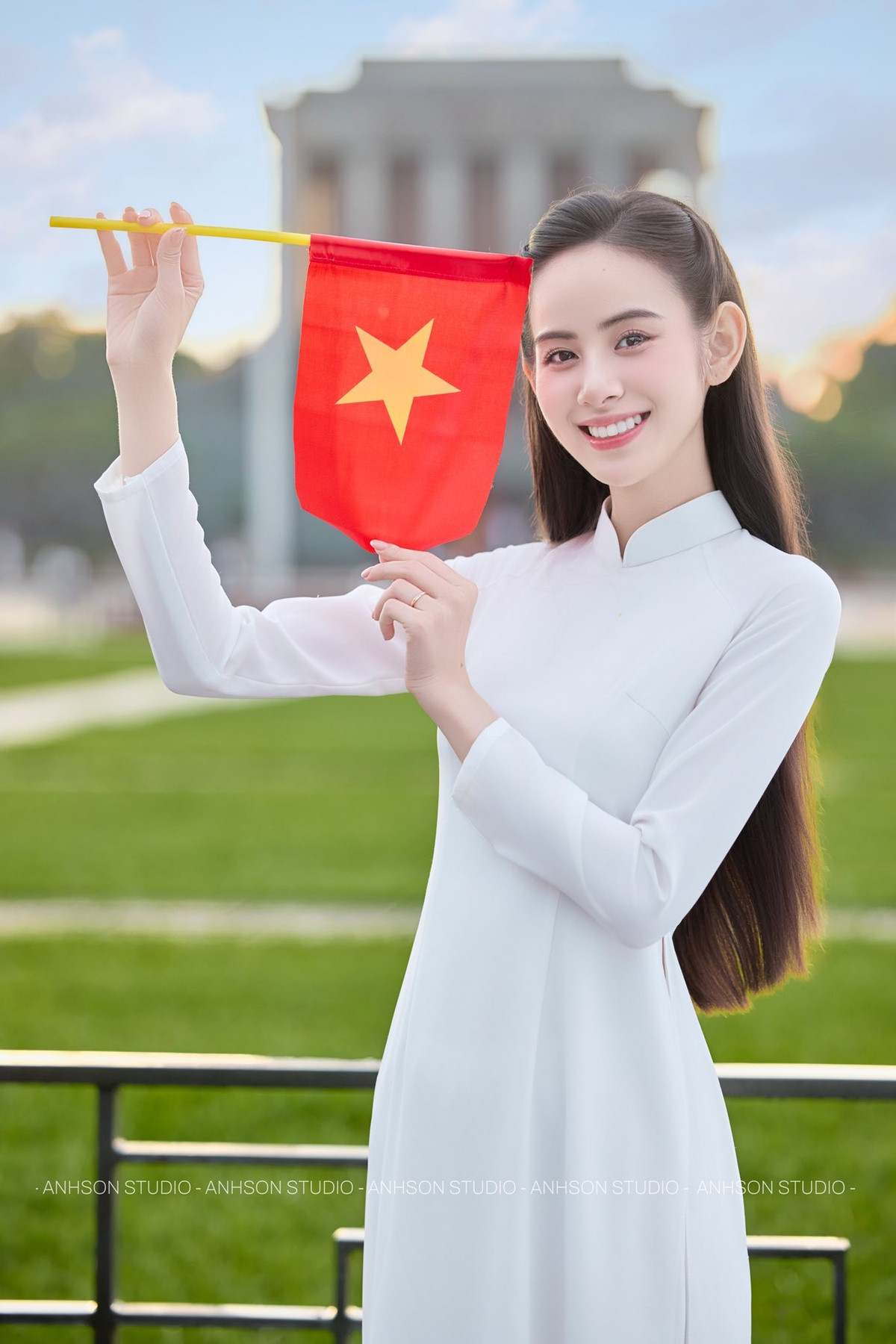 Danh xưng “nàng dâu hào môn” vốn gắn liền với hình ảnh sang trọng, chuẩn mực và kín đáo. Qua bộ ảnh lần này, Hương Liên phần nào khắc họa rõ nét hình ảnh ấy: một người phụ nữ hiện đại nhưng vẫn trân trọng những giá trị truyền thống. Cô không chọn phong cách xa hoa, lộng lẫy mà hướng đến vẻ đẹp nhẹ nhàng, đúng mực – điều được nhiều người xem là phù hợp với hình ảnh của một nàng dâu trong gia đình danh giá.