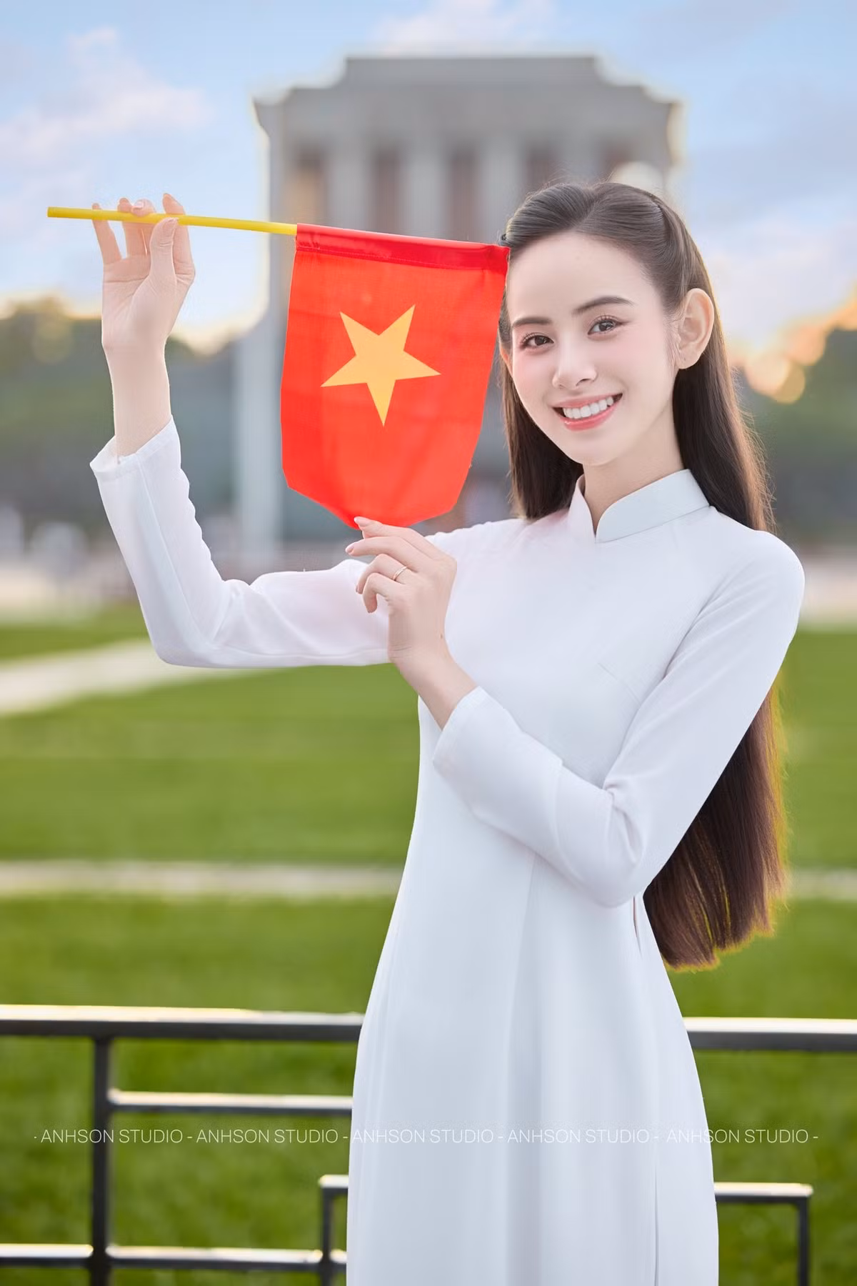 Danh xưng “nàng dâu hào môn” vốn gắn liền với hình ảnh sang trọng, chuẩn mực và kín đáo. Qua bộ ảnh lần này, Hương Liên phần nào khắc họa rõ nét hình ảnh ấy: một người phụ nữ hiện đại nhưng vẫn trân trọng những giá trị truyền thống. Cô không chọn phong cách xa hoa, lộng lẫy mà hướng đến vẻ đẹp nhẹ nhàng, đúng mực – điều được nhiều người xem là phù hợp với hình ảnh của một nàng dâu trong gia đình danh giá.