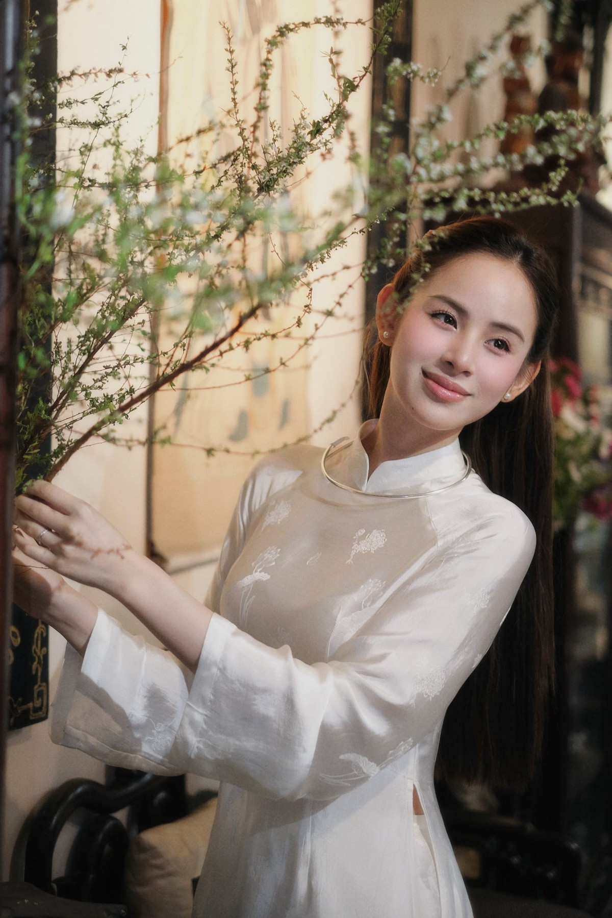 Giữa nhịp sống hiện đại hối hả, hình ảnh người phụ nữ trong tà áo dài trắng luôn mang đến một cảm giác dịu dàng và hoài niệm. Trong bộ ảnh mới được chia sẻ, Hương Liên lựa chọn thiết kế áo dài trắng trơn với phom dáng truyền thống, tôn lên nét đẹp nền nã và khí chất thanh tao vốn có. Không cần trang phục cầu kỳ hay phụ kiện nổi bật, chính sự tối giản lại giúp cô ghi điểm tuyệt đối trong mắt người xem.